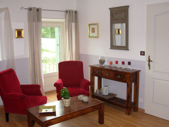 Sitting and TV area - Room Cabri�res.