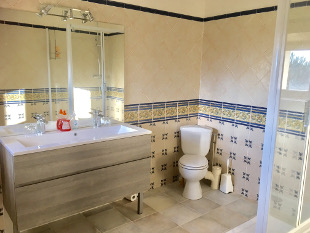 Luberon Cycling Holidays, France - Ensuite Room Oppède - Ensuite bathroom.