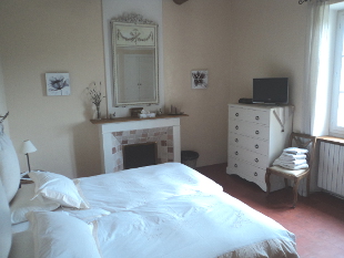 Provence bike tours, France - Room Ménerbes - Two single beds or one double.