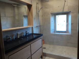 Provence bicycle tours - Room Ménerbes - Shared stone clad bathroom with one other room.